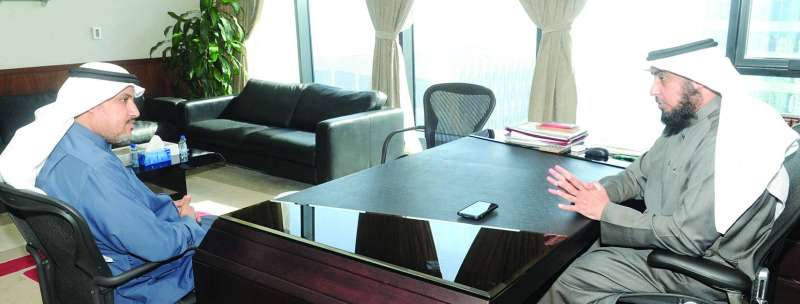 الجنفاوي متحدثاً للزميل تركي المغامس (تصوير سعود سالم)