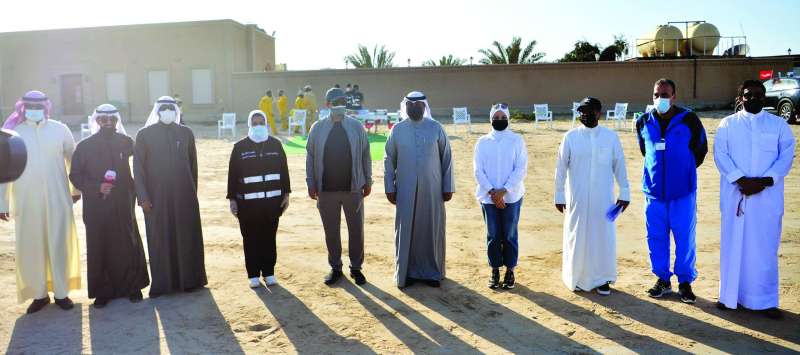 مناير العنزي تتوسط ممثلي الجهات المشاركة في الحملة