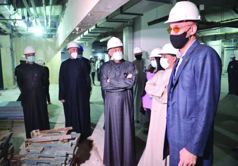 الوزير ومدير البنك والقيادات خلال الجولة