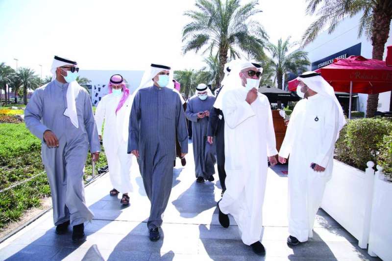 المنفوحي متفقداً المحال في مروج 