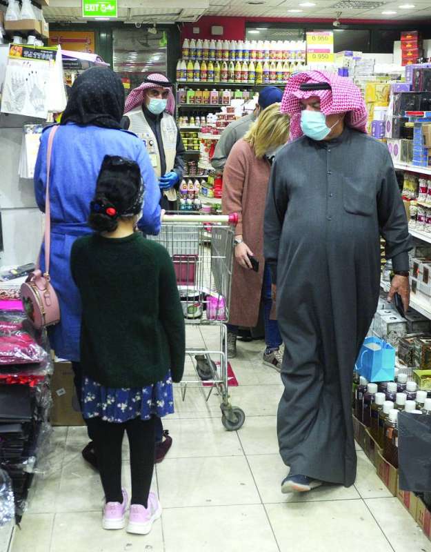 جانب من الجولة في أحد أسواق الشويخ 