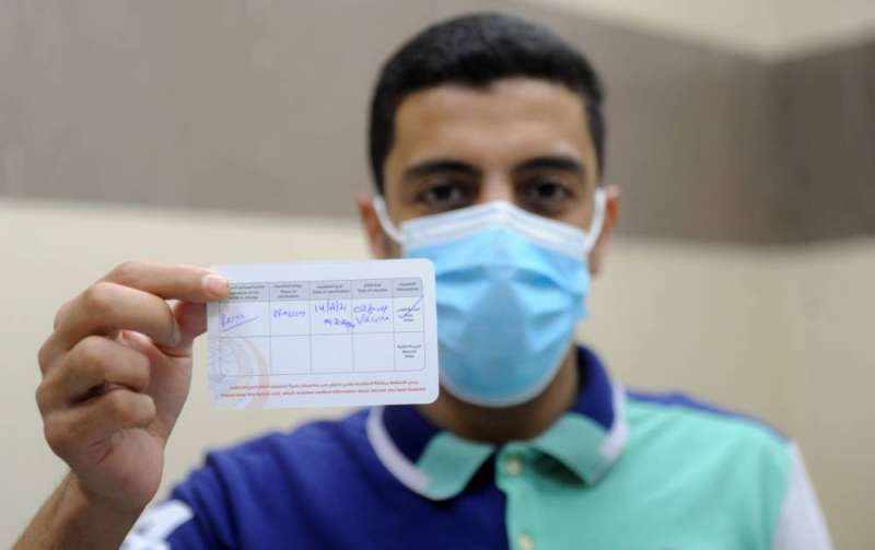 مواطن بعد تلقيه التطعيم أمس في مركز النسيم (تصوير سعود سالم)