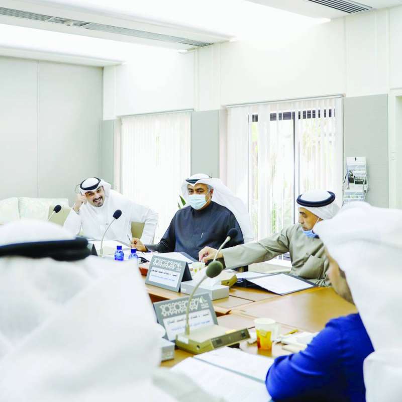 العنزي متوسطاً الطريجي والساير في اجتماع اللجنة التشريعية أمس