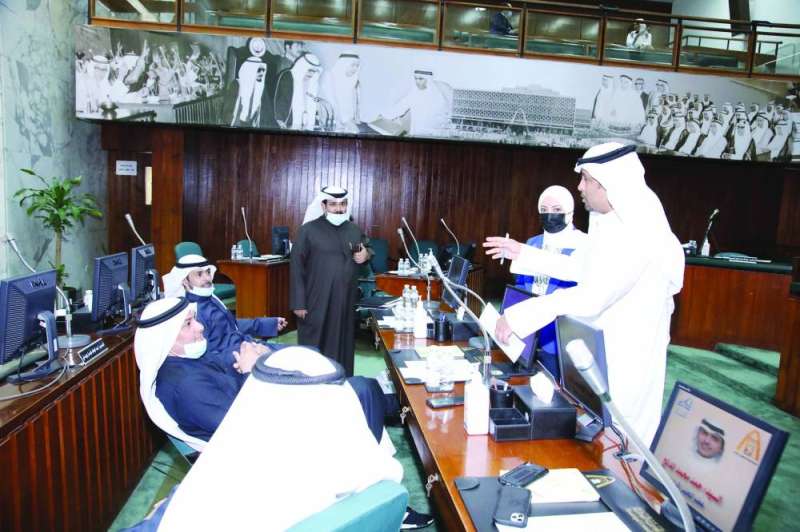 الأعضاء في نقاش جانبي قبل بداية الجلسة