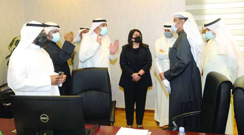 الفارس تستمع إلى شرح حول النظام الجديد	 (تصوير سعود سالم)