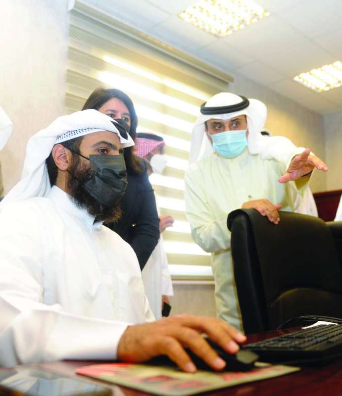 الفارس والمنفوحي يتابعان إنجاز إحدى المعاملات إلكترونياً