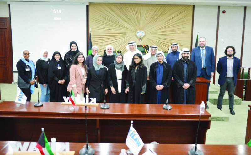 رئيس مجلس الأمناء بدر الخليفة وعميد الكلية فيصل الكندري في لقطة مع الفريق الفائز