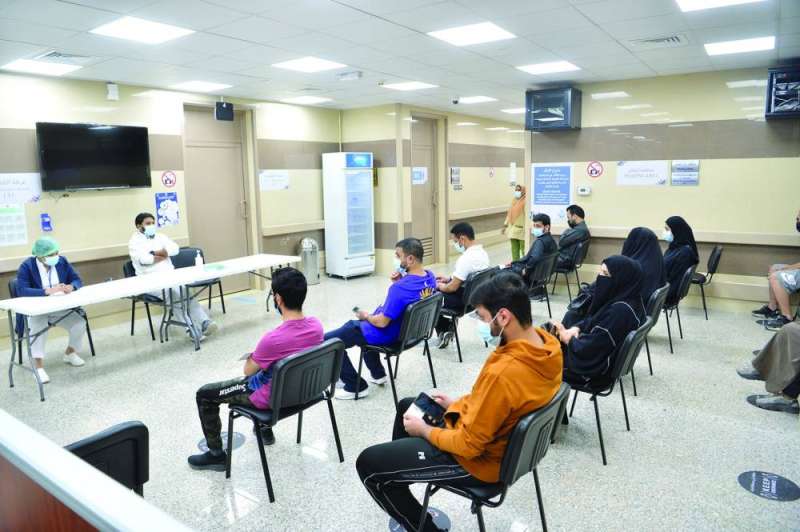 عدد من النساء والرجال ينتظرون للتطعيم في مركز النسيم الصحي 	(تصوير نايف العقلة)
