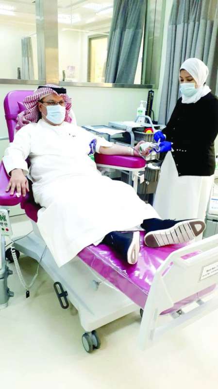 السفير المالكي يتبرع بالدم