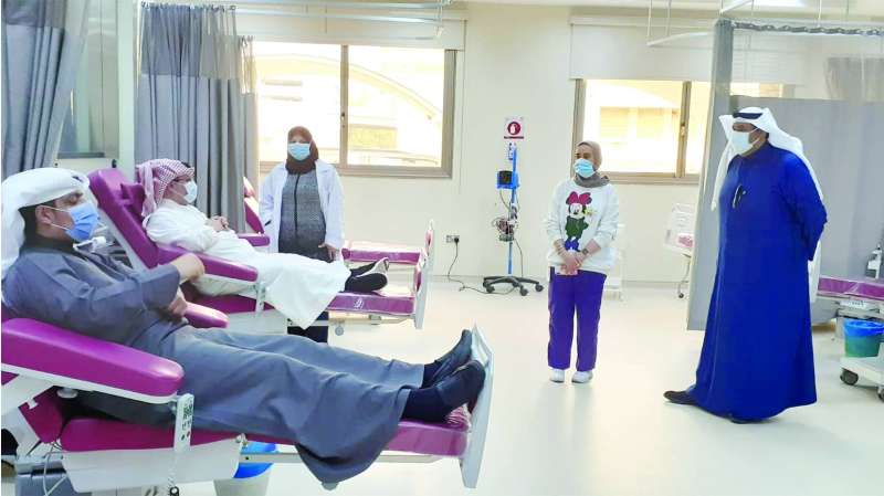 أعضاء من السفارة خلال حملة التبرع