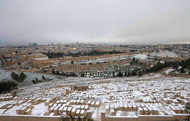 استيقظت القدس أمس على مشهد نادر لمواقعها المقدّسة وهي مغطاة بالثلوج حيث غمر اللون الأبيض قبة الصخرة والحائط الغربي بعد عاصفة ثلجية هبّت خلال الليل (أ ف ب)