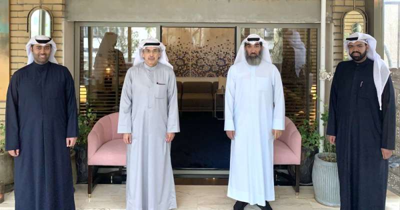 يوسف الغصين متوسطاً فريق الإعداد داود بن عيسى وأحمد البدر وناصر بورسلي