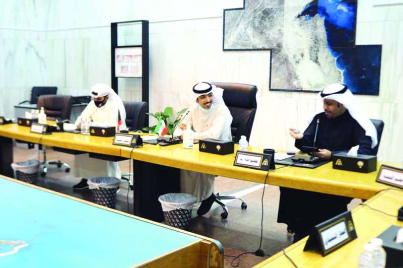 جانب من اجتماع لجنة حولي