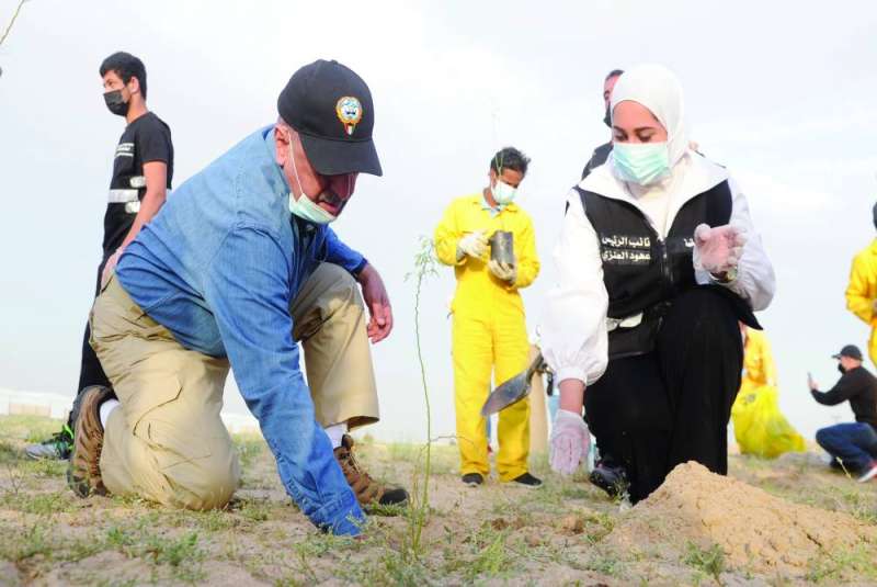اليوسف مشاركاً الفريق التطوعي في حملة التشجير	 (تصوير سعود سالم)