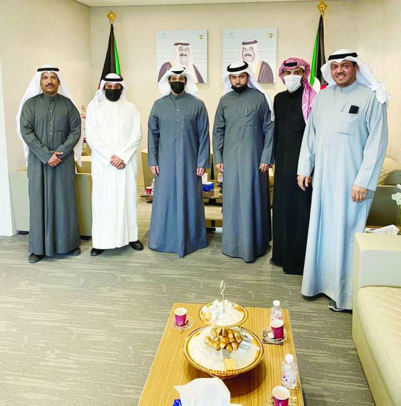 المطيري مستقبلاً أعضاء اللجنة