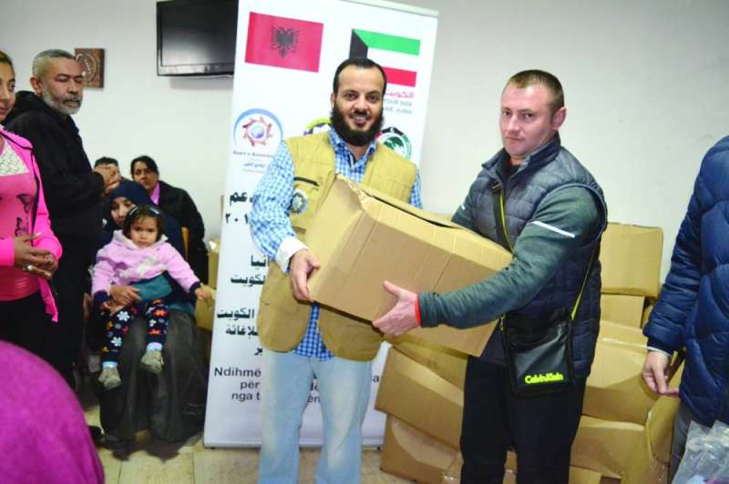 تسليم المساعدات للأسر المتعفّفة