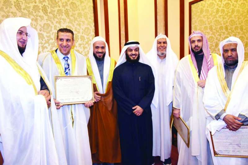 تكريم طلبة العلم ودعمهم