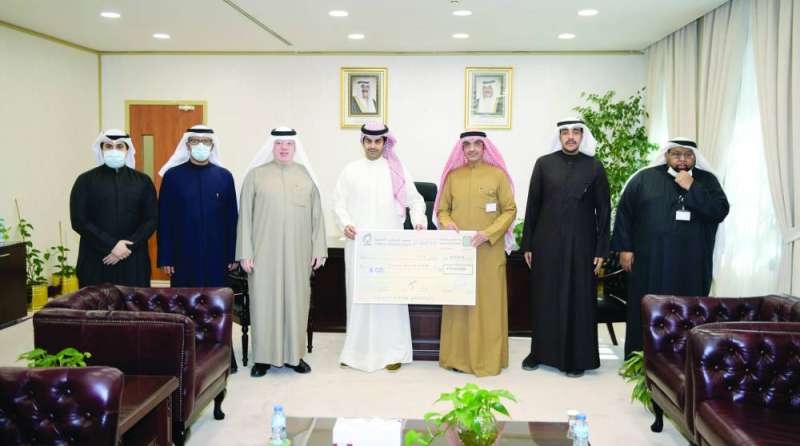 الكندري متسلماً من السهلي تبرع الجمعية