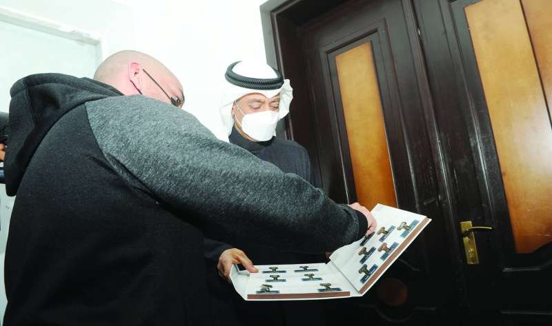 معرفي مسلماً أحد المواطنين مفتاح شقته في «جابرالأحمد» (تصويرسعود سالم)