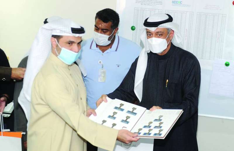 مواطن يتسلّم مفاتيح شقته من معرفي