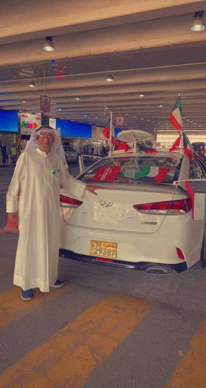زايد الشمري إلى جانب سيارته