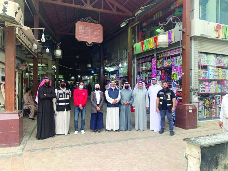 جانب من الجولة في أسواق المباركية