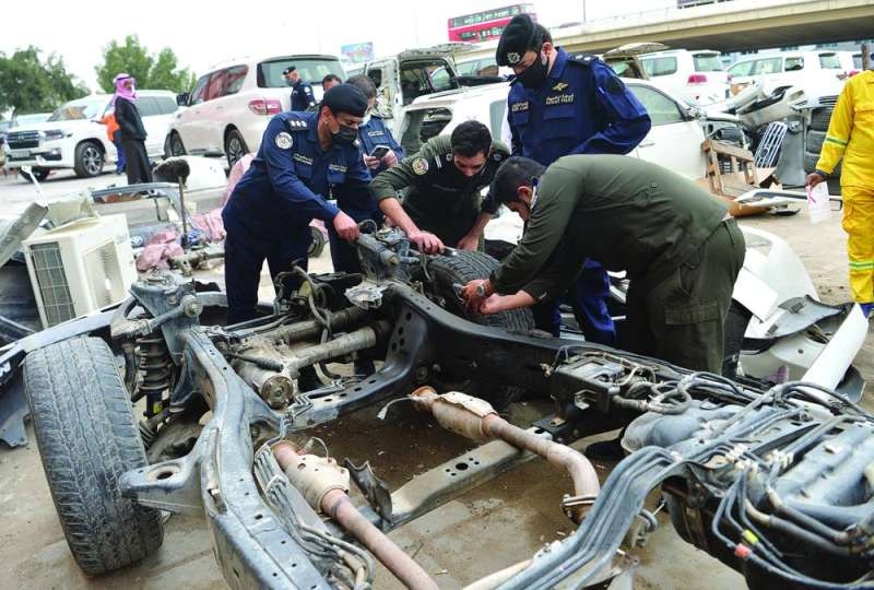 معاينة أرضية إحدى السيارات (تصوير نايف العقلة)