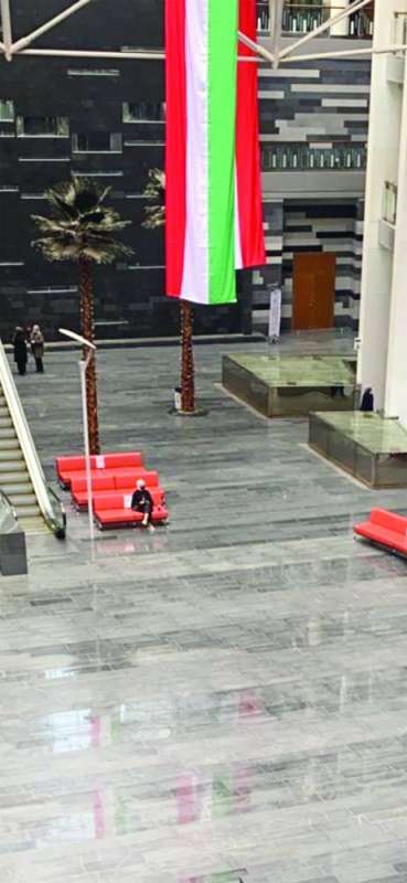 عَلم الكويت يرفرفُ في ديوان الوزارة رغم إلغاء الاحتفالات