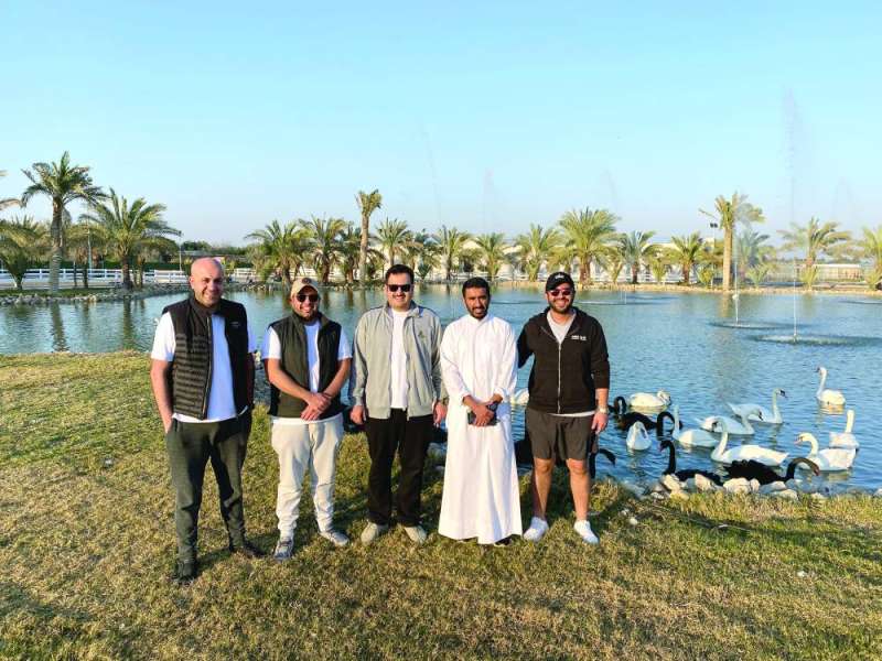 عثمان المحري وأصدقاؤه أمام البركة الاصطناعية الخلّابة