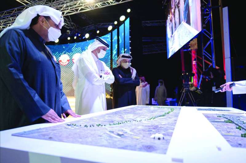 جانب من العرض المرئي لمشروع المحور بحضور رئيس وزراء قطر والشيخ حمد جابر العلي