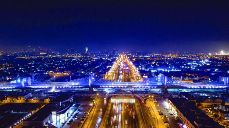 أضواء ساحرة على المحور ليلاً