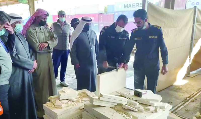 أحد رجال الجمارك يكسّر الجرانيت «الملغوم بالكبتي» بحضور الجلاوي