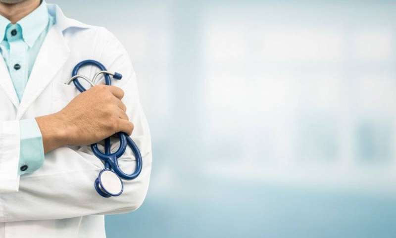 الاستشاري أصيب بخلع في مفصل أصابع اليد وبعض الكدمات