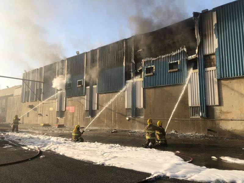 فرق الإطفاء تكافح الحريق 