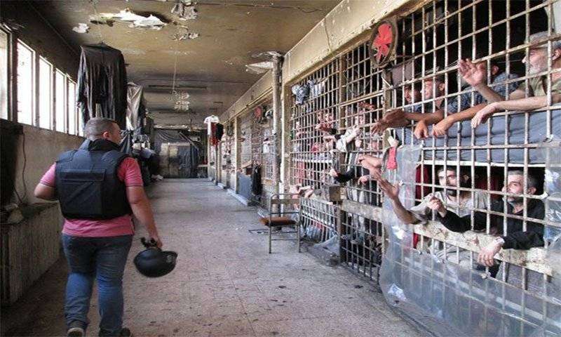 معتقلون داخل أحد السجون السورية