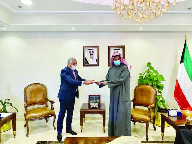 السفير الطاجيكي مسلماً رسالة وزير خارجية بلاده إلى السفير علي السعيد