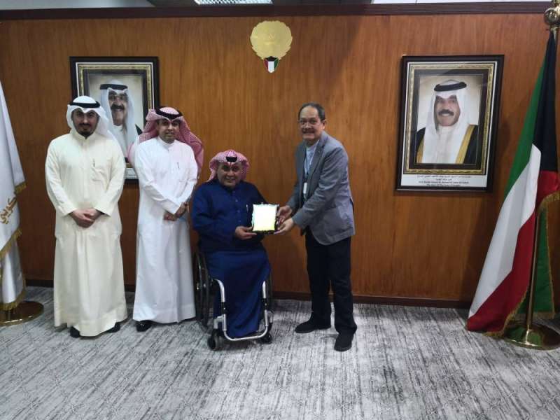 السفير الفيلبيني مقدّماً الدرع للهاجري
