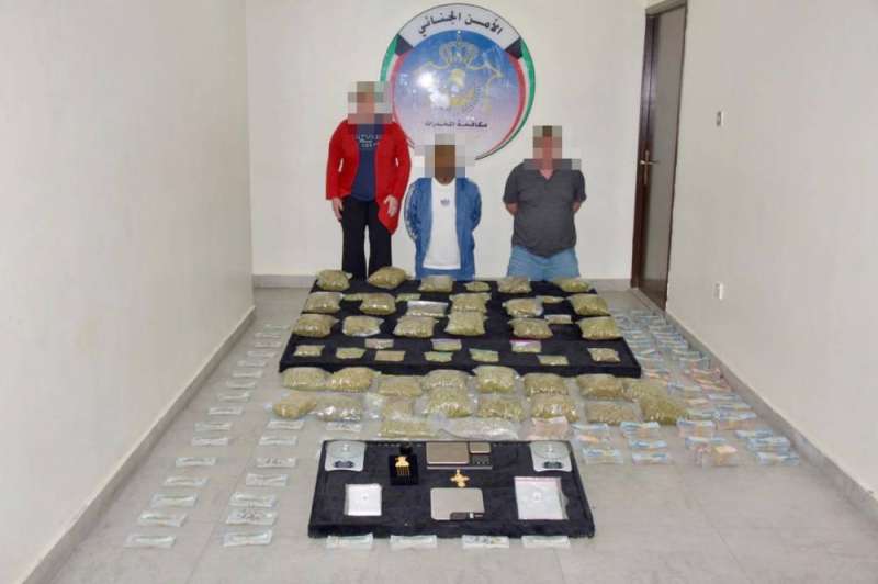 المتهمون الثلاثة والمضبوطات