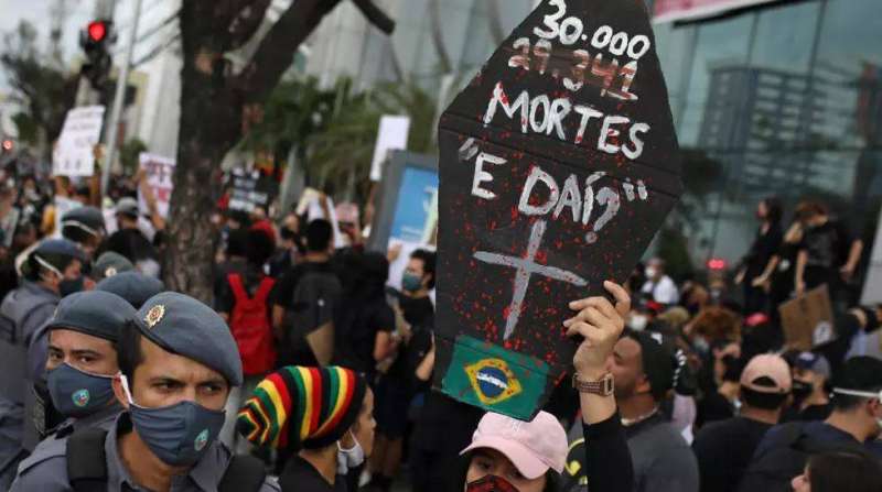 متظاهرون يرتدون الكمامة في البرازيل