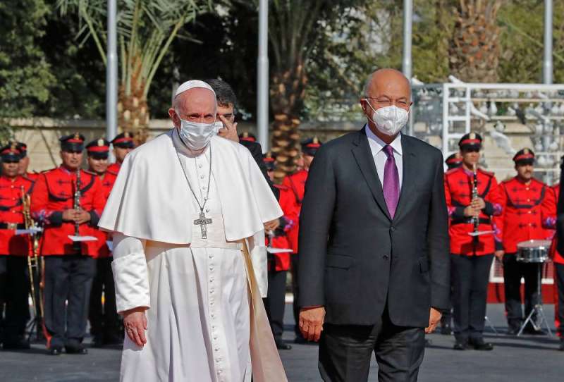 البابا فرنسيس لدى وصوله الى العراق