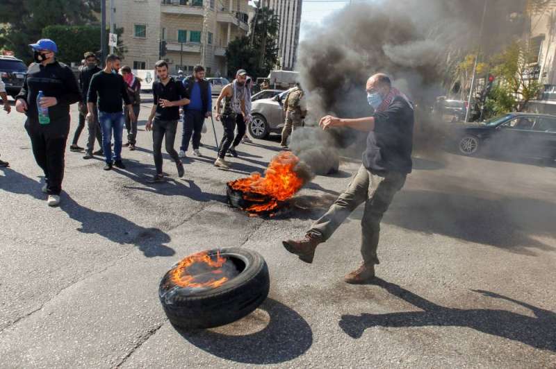 قطع طرقات بالدواليب المشتعلة