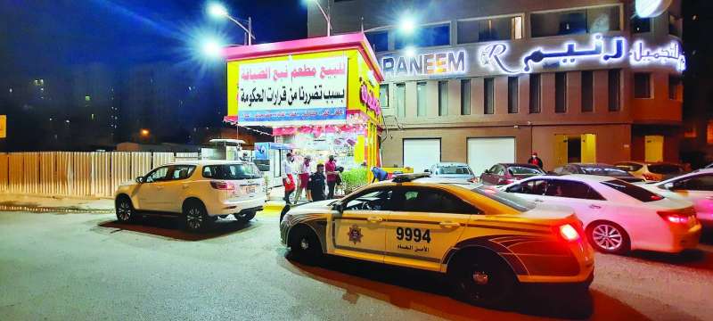 رجال الشرطة والبلدية أمام مطعم نبع الضيافة بعد وضع إعلان البيع	 (تصوير أسعد عبدالله)