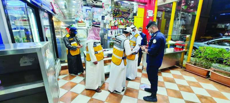 تحرير مخالفة لصاحب المطعم