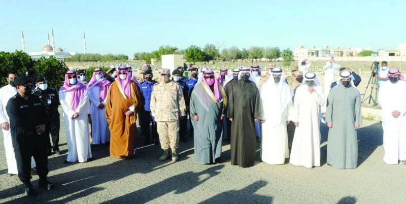 الوزراء ثامر العلي وباسل الصباح والمضف والمطيري والسفير السعودي وضباط أثناء التشييع