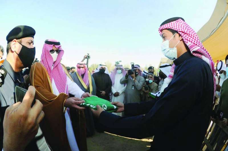 السفير السعودي مسلماً علم بلاده إلى ذوي الشهيد