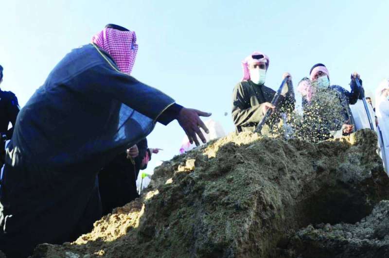 ثامر العلي مشاركاً في مواراة رفات أحد الشهداء التراب