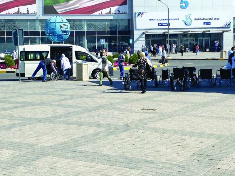 باص «الهلال الأحمر» لنقل كبار السن بعد انتهاء التطعيم