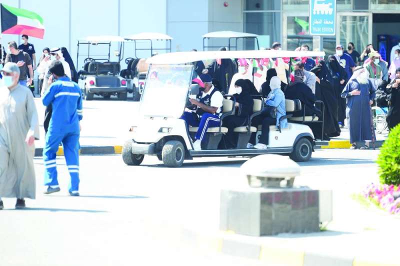 نقل مسنين في عربة غولف