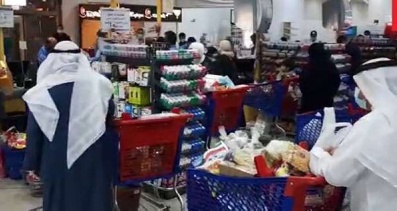 متسوقون في «تعاونية» مشرف قبيل الحظر
