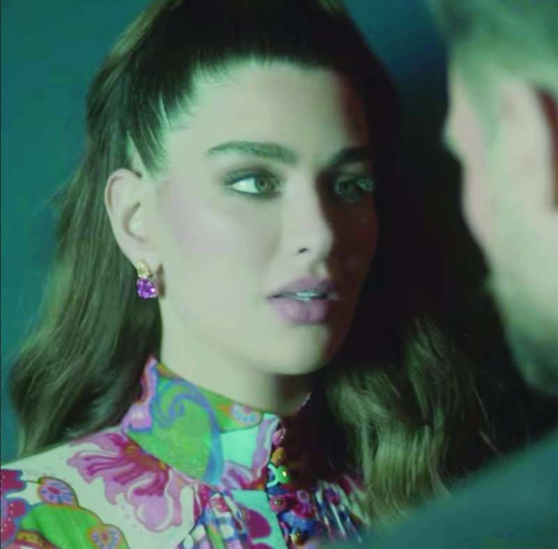 روان بن حسين في مشهد من الفيديو كليب